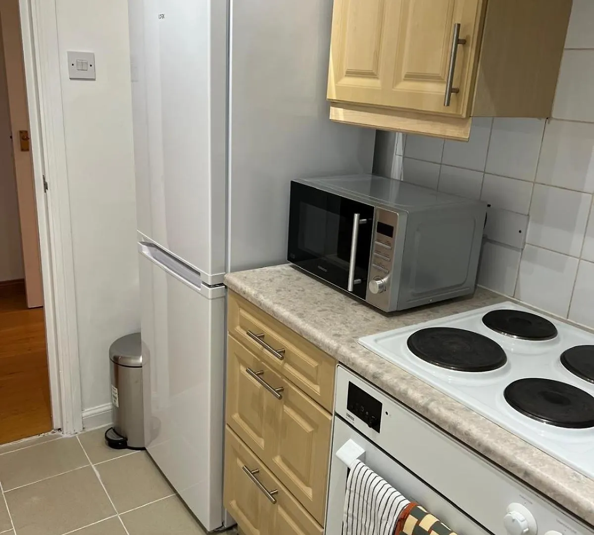 Апартаменты Luxurious 2 Bedroom Flat Britannia Village Лондон
